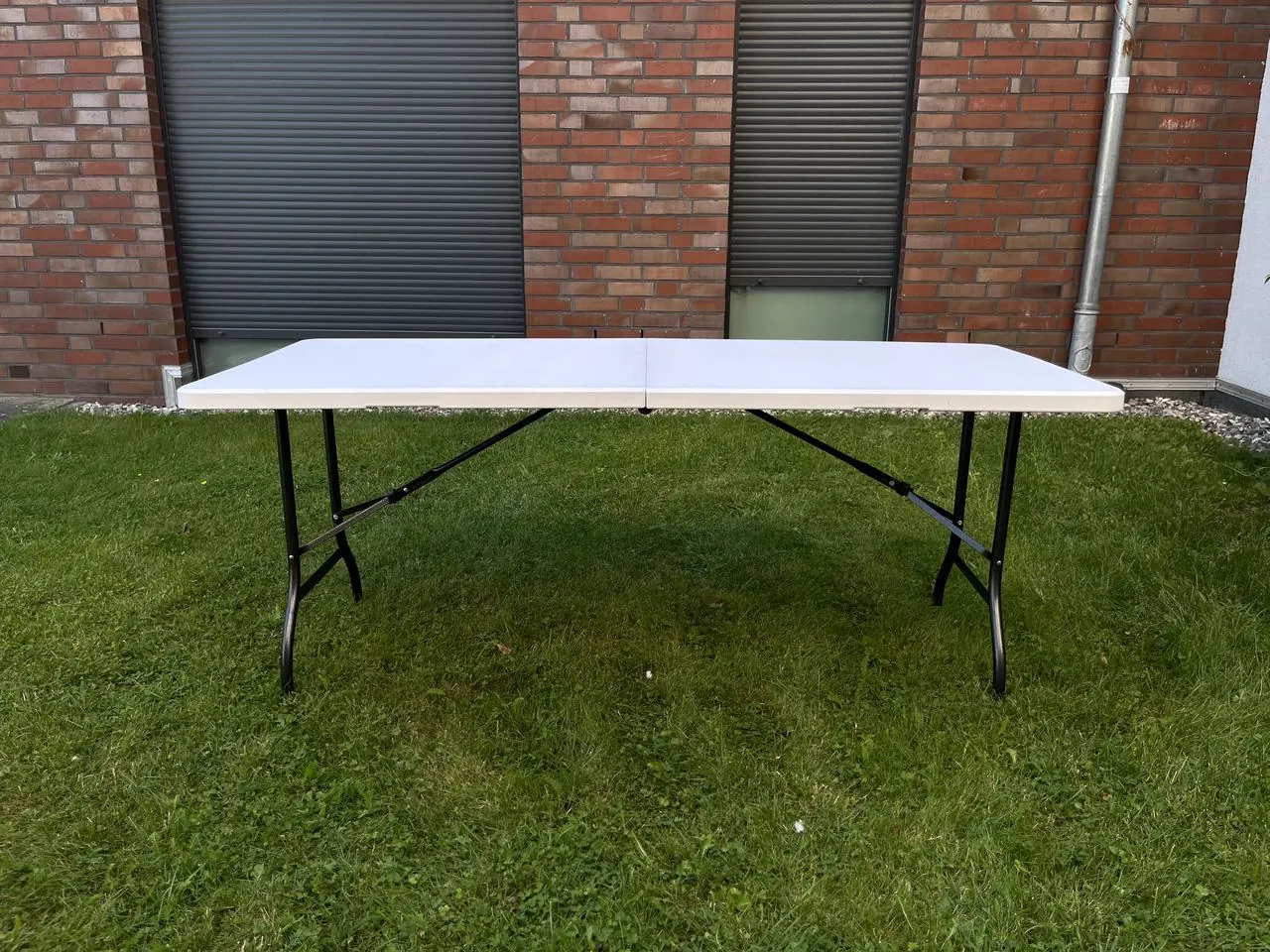 Langer Banketttisch im Garten